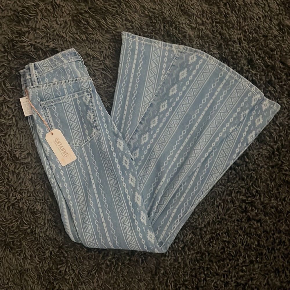 Shyanne High Rise Super Flare Southwestern Laser Print Denim Jeans NWT - Picture 2 of 4